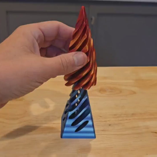 Impossible pyramid fidget